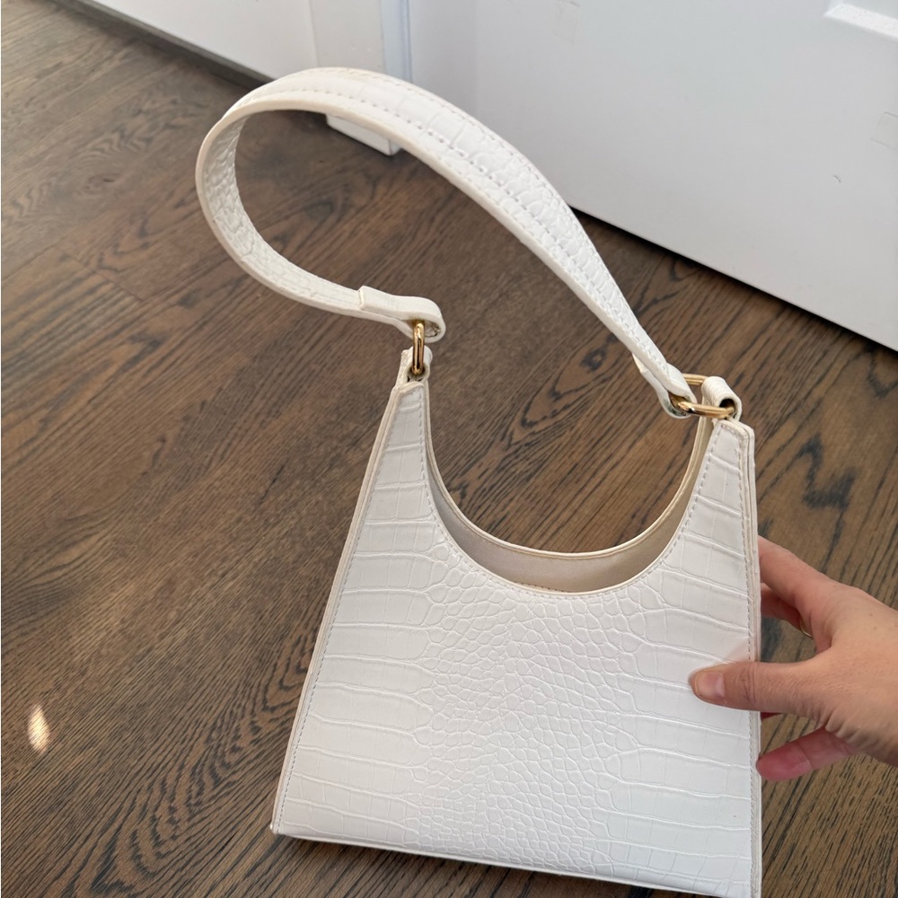 Source Unknown White Croc-Embossed Shoulder Bag with Gold Hardware like new.